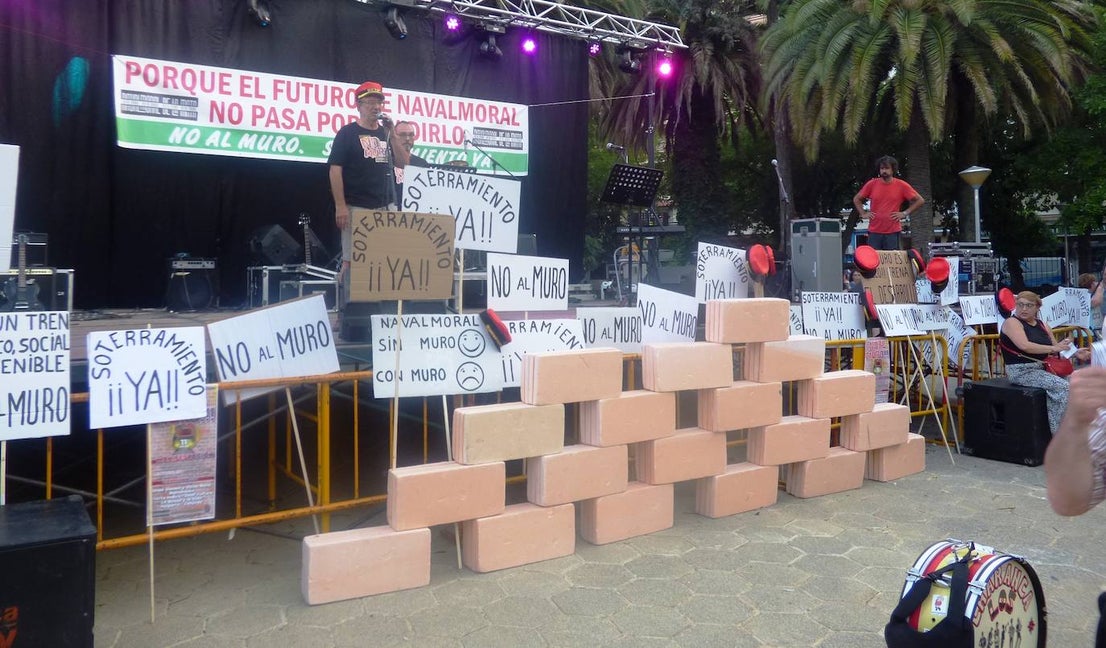 Que ADIF paralice la redacción del proyecto del tren de alta velocidad en superficie por el casco urbano y elabore uno nuevo que contemple el soterramiento, sin modificar el trazado, es la reivindicación unánime del millar de personas que se manifestó en la tarde del jueves en Navalmoral, convocados por la plataforma No al Muro con la colaboración del Ayuntamiento. El lema fue 'Porque el futuro de Navalmoral no pasa por dividirlo. No al muro. Soterramiento ya'.