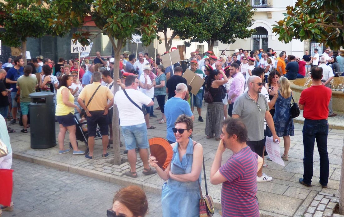 Que ADIF paralice la redacción del proyecto del tren de alta velocidad en superficie por el casco urbano y elabore uno nuevo que contemple el soterramiento, sin modificar el trazado, es la reivindicación unánime del millar de personas que se manifestó en la tarde del jueves en Navalmoral, convocados por la plataforma No al Muro con la colaboración del Ayuntamiento. El lema fue 'Porque el futuro de Navalmoral no pasa por dividirlo. No al muro. Soterramiento ya'.
