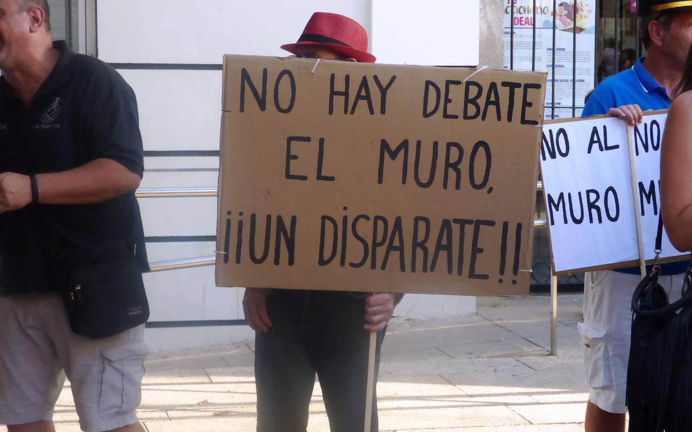 Que ADIF paralice la redacción del proyecto del tren de alta velocidad en superficie por el casco urbano y elabore uno nuevo que contemple el soterramiento, sin modificar el trazado, es la reivindicación unánime del millar de personas que se manifestó en la tarde del jueves en Navalmoral, convocados por la plataforma No al Muro con la colaboración del Ayuntamiento. El lema fue 'Porque el futuro de Navalmoral no pasa por dividirlo. No al muro. Soterramiento ya'.
