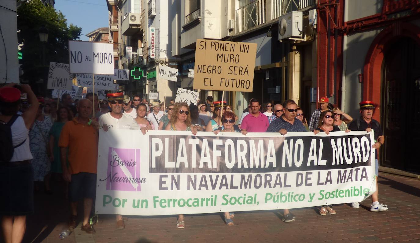Que ADIF paralice la redacción del proyecto del tren de alta velocidad en superficie por el casco urbano y elabore uno nuevo que contemple el soterramiento, sin modificar el trazado, es la reivindicación unánime del millar de personas que se manifestó en la tarde del jueves en Navalmoral, convocados por la plataforma No al Muro con la colaboración del Ayuntamiento. El lema fue 'Porque el futuro de Navalmoral no pasa por dividirlo. No al muro. Soterramiento ya'.