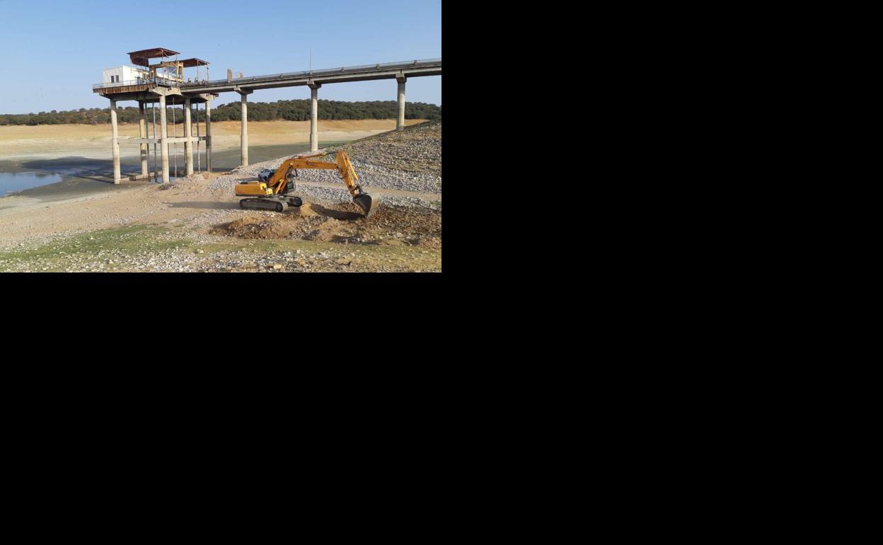 La Junta inicia las obras en el embalse de Valdecañas para solventar el desabastecimiento