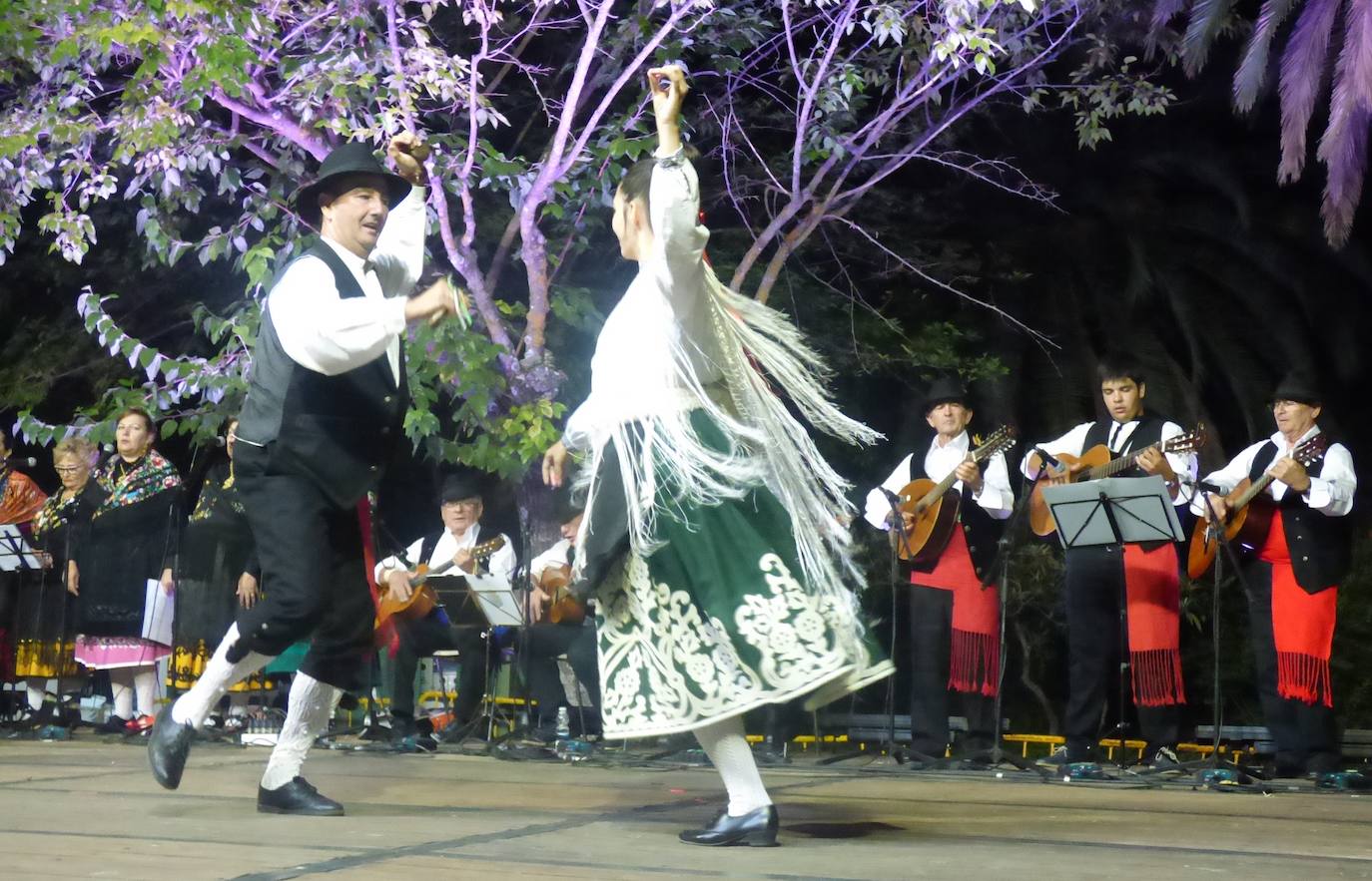 Por cuestión de fechas, el Festival Folklórico de los Pueblos del Mundo fue más extremeño que nunca en la edición que se celebró el domingo en el parque municipal, lleno de público de todas las edades. Por el escenario pasaron los coros y danzas de Madroñera -La Fuentona- y Pueblonuevo de Miramontes -Sueño de Gredos-, además de los organizadores, El Encinar, y Alconetara Folk, de Garrovillas. A ellos se unieron las integrantes del grupo local de danzas árabes y el conjunto de danzas folklóricas Costumbres y Tradiciones, de México.