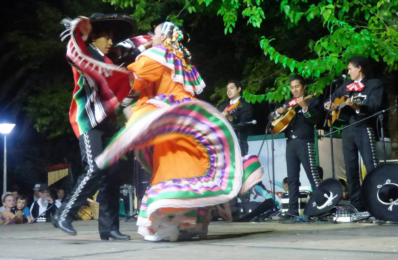 Por cuestión de fechas, el Festival Folklórico de los Pueblos del Mundo fue más extremeño que nunca en la edición que se celebró el domingo en el parque municipal, lleno de público de todas las edades. Por el escenario pasaron los coros y danzas de Madroñera -La Fuentona- y Pueblonuevo de Miramontes -Sueño de Gredos-, además de los organizadores, El Encinar, y Alconetara Folk, de Garrovillas. A ellos se unieron las integrantes del grupo local de danzas árabes y el conjunto de danzas folklóricas Costumbres y Tradiciones, de México.
