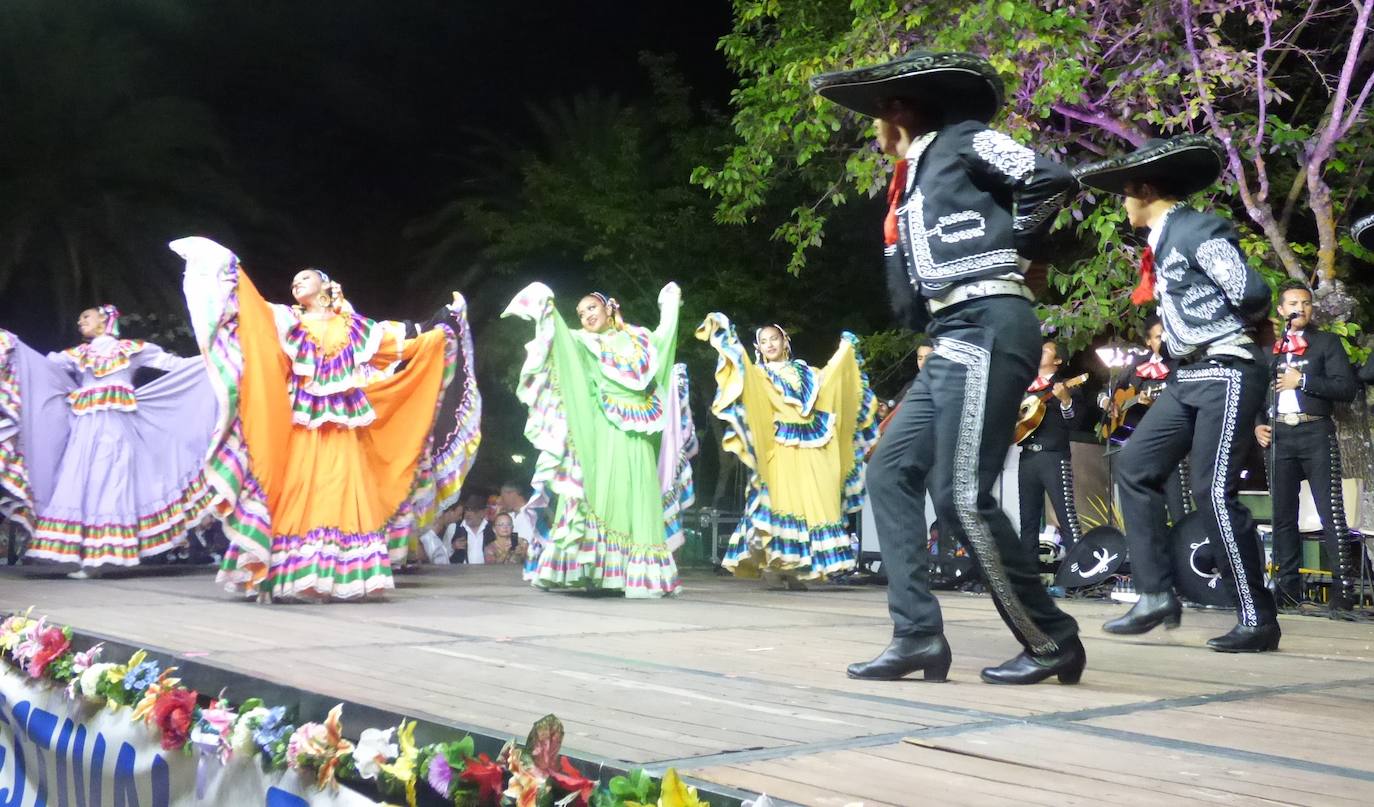 Por cuestión de fechas, el Festival Folklórico de los Pueblos del Mundo fue más extremeño que nunca en la edición que se celebró el domingo en el parque municipal, lleno de público de todas las edades. Por el escenario pasaron los coros y danzas de Madroñera -La Fuentona- y Pueblonuevo de Miramontes -Sueño de Gredos-, además de los organizadores, El Encinar, y Alconetara Folk, de Garrovillas. A ellos se unieron las integrantes del grupo local de danzas árabes y el conjunto de danzas folklóricas Costumbres y Tradiciones, de México.