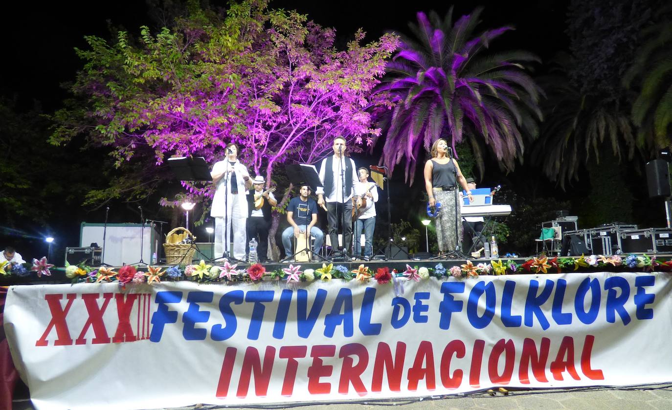 Por cuestión de fechas, el Festival Folklórico de los Pueblos del Mundo fue más extremeño que nunca en la edición que se celebró el domingo en el parque municipal, lleno de público de todas las edades. Por el escenario pasaron los coros y danzas de Madroñera -La Fuentona- y Pueblonuevo de Miramontes -Sueño de Gredos-, además de los organizadores, El Encinar, y Alconetara Folk, de Garrovillas. A ellos se unieron las integrantes del grupo local de danzas árabes y el conjunto de danzas folklóricas Costumbres y Tradiciones, de México.