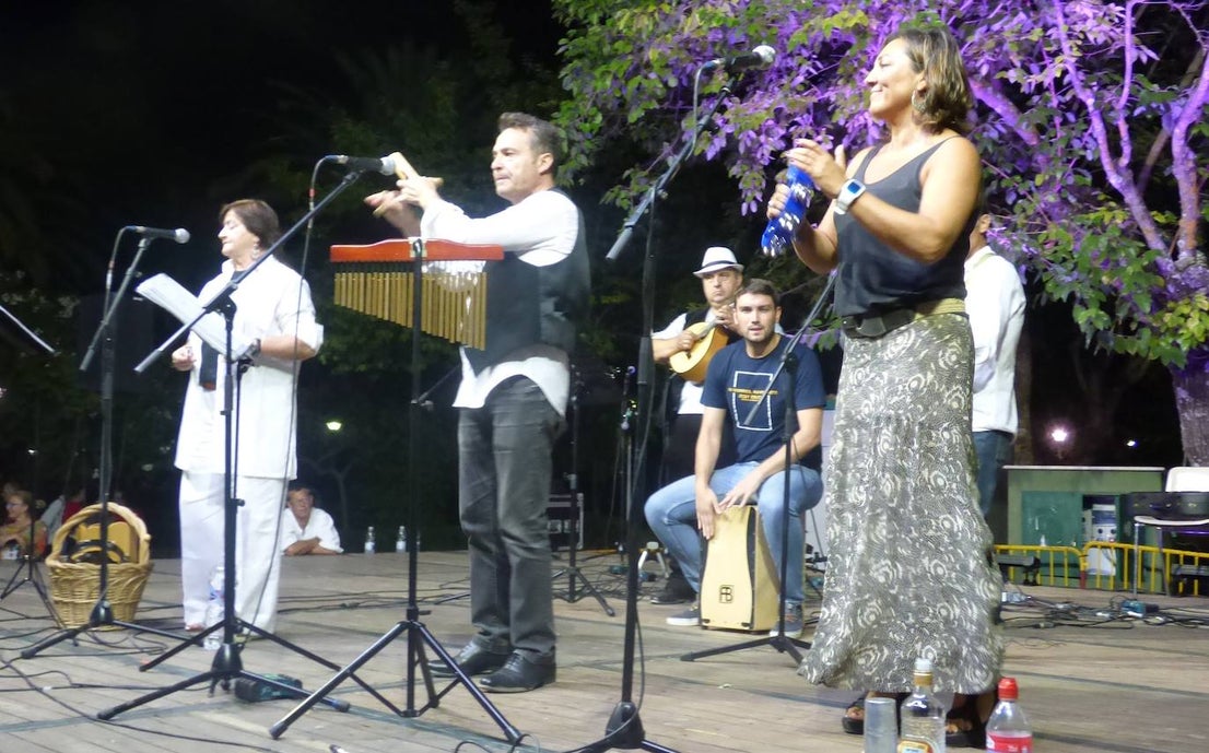 Por cuestión de fechas, el Festival Folklórico de los Pueblos del Mundo fue más extremeño que nunca en la edición que se celebró el domingo en el parque municipal, lleno de público de todas las edades. Por el escenario pasaron los coros y danzas de Madroñera -La Fuentona- y Pueblonuevo de Miramontes -Sueño de Gredos-, además de los organizadores, El Encinar, y Alconetara Folk, de Garrovillas. A ellos se unieron las integrantes del grupo local de danzas árabes y el conjunto de danzas folklóricas Costumbres y Tradiciones, de México.