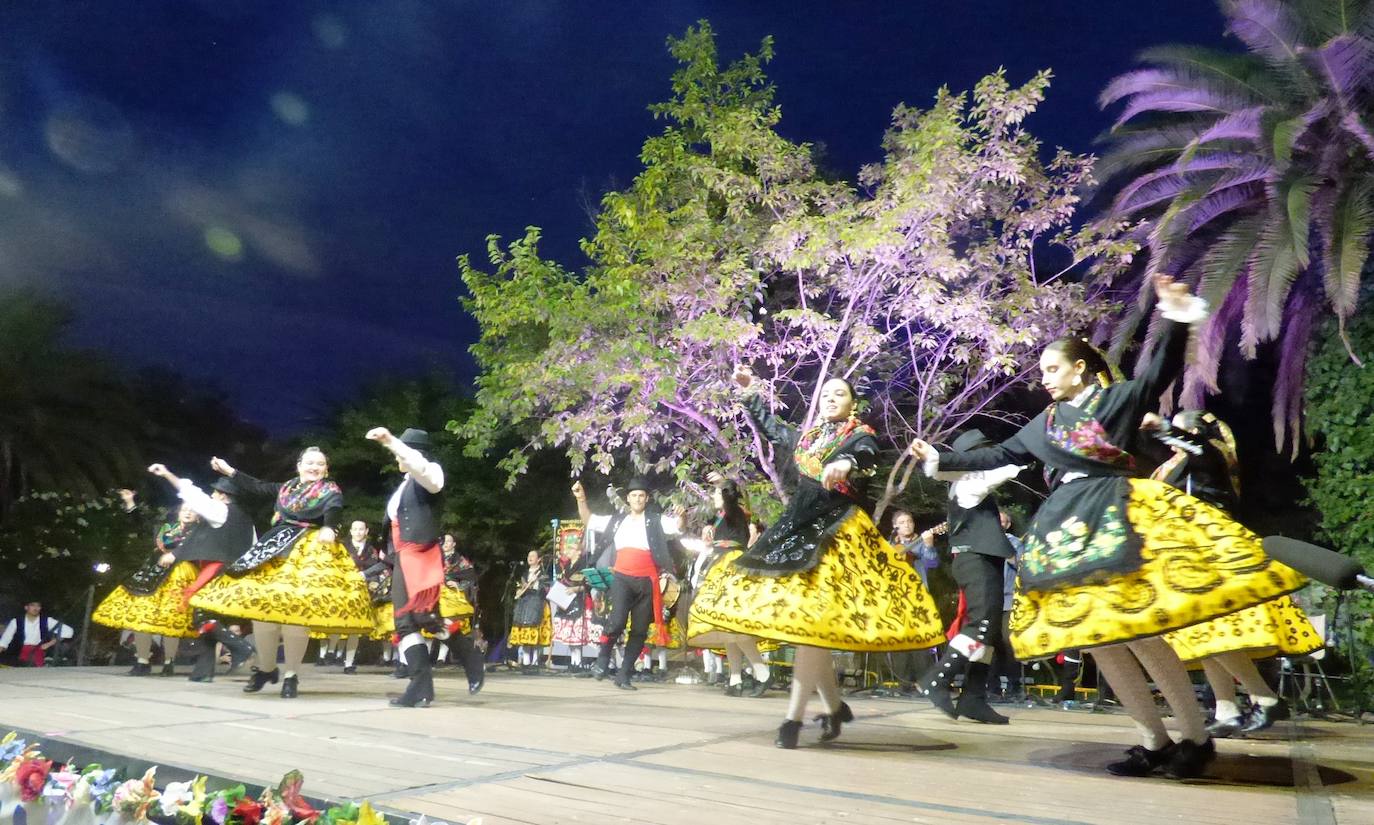 Por cuestión de fechas, el Festival Folklórico de los Pueblos del Mundo fue más extremeño que nunca en la edición que se celebró el domingo en el parque municipal, lleno de público de todas las edades. Por el escenario pasaron los coros y danzas de Madroñera -La Fuentona- y Pueblonuevo de Miramontes -Sueño de Gredos-, además de los organizadores, El Encinar, y Alconetara Folk, de Garrovillas. A ellos se unieron las integrantes del grupo local de danzas árabes y el conjunto de danzas folklóricas Costumbres y Tradiciones, de México.