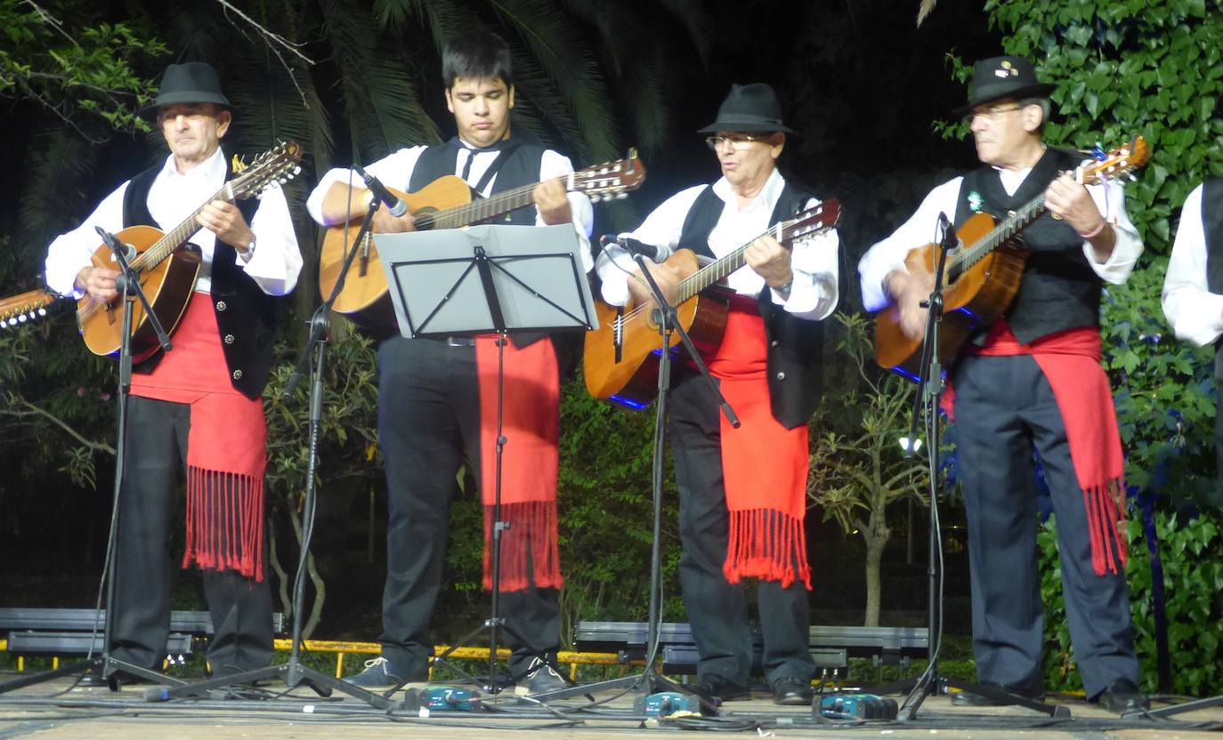 Por cuestión de fechas, el Festival Folklórico de los Pueblos del Mundo fue más extremeño que nunca en la edición que se celebró el domingo en el parque municipal, lleno de público de todas las edades. Por el escenario pasaron los coros y danzas de Madroñera -La Fuentona- y Pueblonuevo de Miramontes -Sueño de Gredos-, además de los organizadores, El Encinar, y Alconetara Folk, de Garrovillas. A ellos se unieron las integrantes del grupo local de danzas árabes y el conjunto de danzas folklóricas Costumbres y Tradiciones, de México.