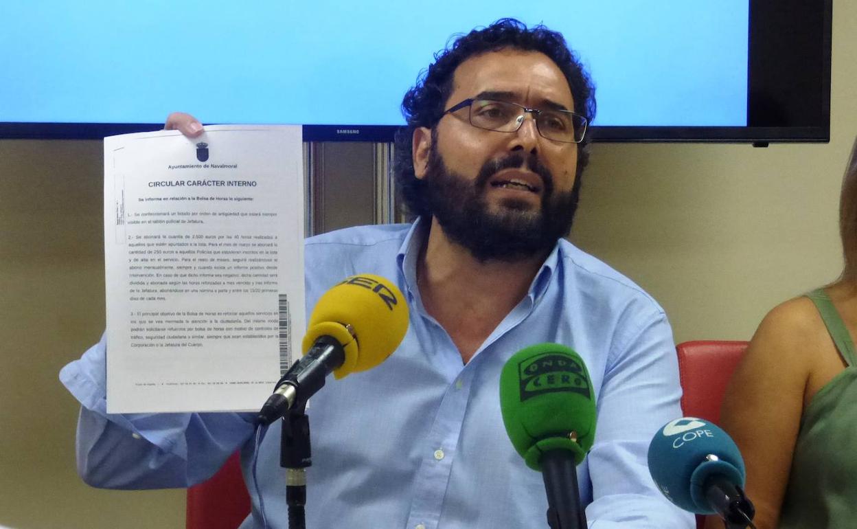 Jaime Vega muestra la circular de la alcaldesa 