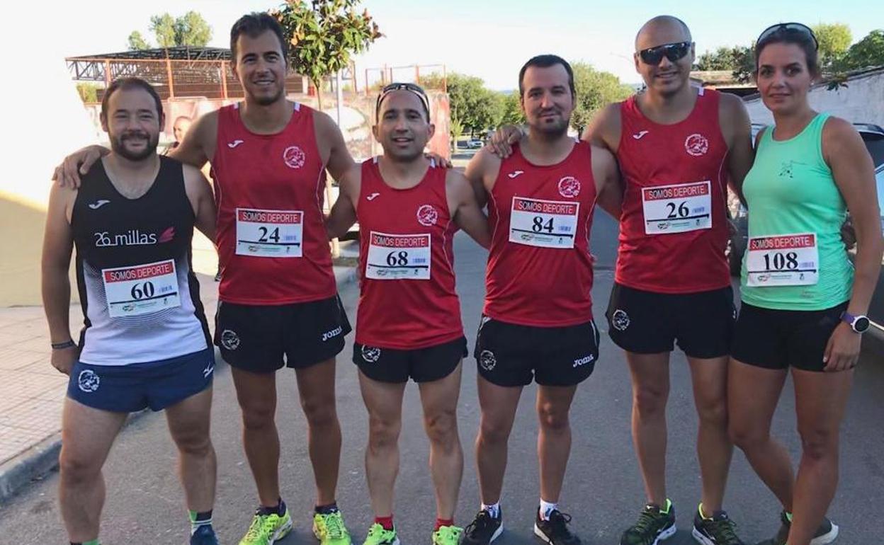 Seis corredores de Navalmaratón suben al Cerro Canalizo, en Malpartida de Plasencia