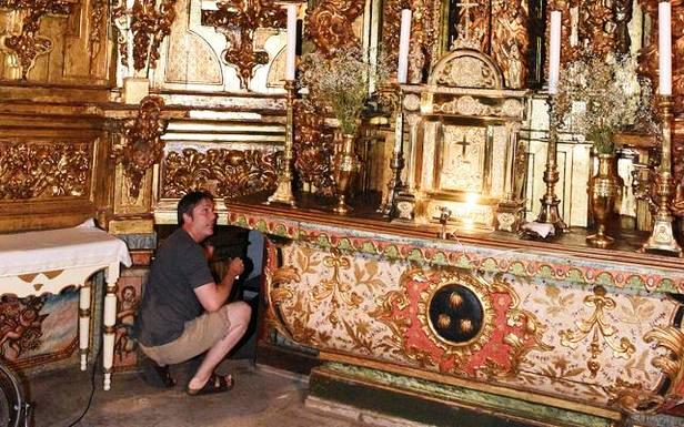 Imagen del retablo barroco de la iglesia y la portezuela por la que se accede al esgrafiado