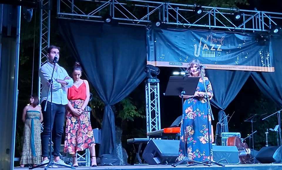 El parque municipal sonó a jazz el viernes y el sábado en la cuarta edición del Festival Navaljazz, con menos público del que merecía la categoría de los músicos que pasaron por el escenario -Iván San Juan, Las Negras del 45, Jaganda de Pedra y Miron Rfajlovic- pero está costando que este estilo de música prenda en Navalmoral. Eso sí, en la primera jornada fue numerosa la asistencia de dirigentes políticos, cargos públicos y representantes de la cultura de la zona ante la presencia de la consejera Nuria Flores en su primera intervención como tal en Navalmoral. En este reportaje gráfico de Noemí García Jiménez hacemos un repaso al festival.