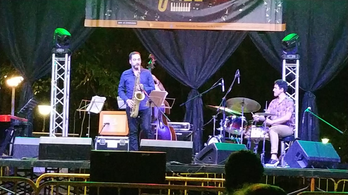 El parque municipal sonó a jazz el viernes y el sábado en la cuarta edición del Festival Navaljazz, con menos público del que merecía la categoría de los músicos que pasaron por el escenario -Iván San Juan, Las Negras del 45, Jaganda de Pedra y Miron Rfajlovic- pero está costando que este estilo de música prenda en Navalmoral. Eso sí, en la primera jornada fue numerosa la asistencia de dirigentes políticos, cargos públicos y representantes de la cultura de la zona ante la presencia de la consejera Nuria Flores en su primera intervención como tal en Navalmoral. En este reportaje gráfico de Noemí García Jiménez hacemos un repaso al festival.