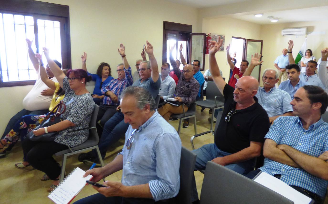 La asamblea votó a mano alzada que la elección se hiciera con voto secreto 