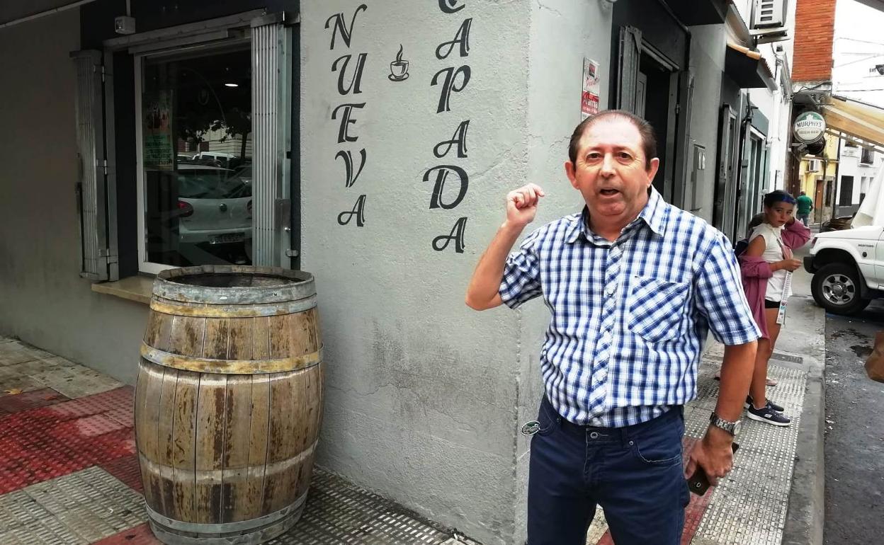 El vendedor del cupón, Andrés Macías, ante la fachada del bar La Escapada 