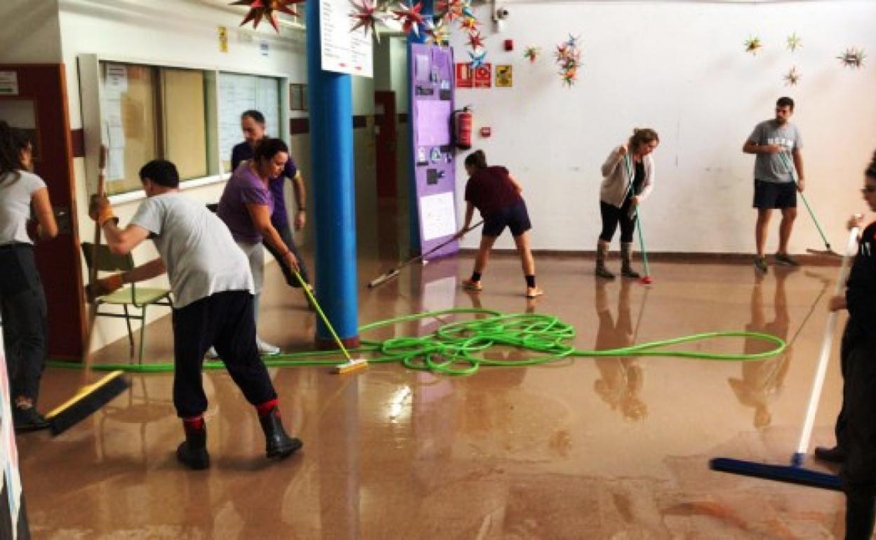 La Unión Local de AMPAS recoge material escolar para enviar a colegios inundados en Murcia