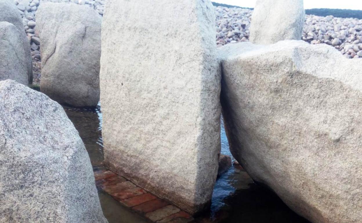 Ladrillos junto a la base de algunos de los bloques. 