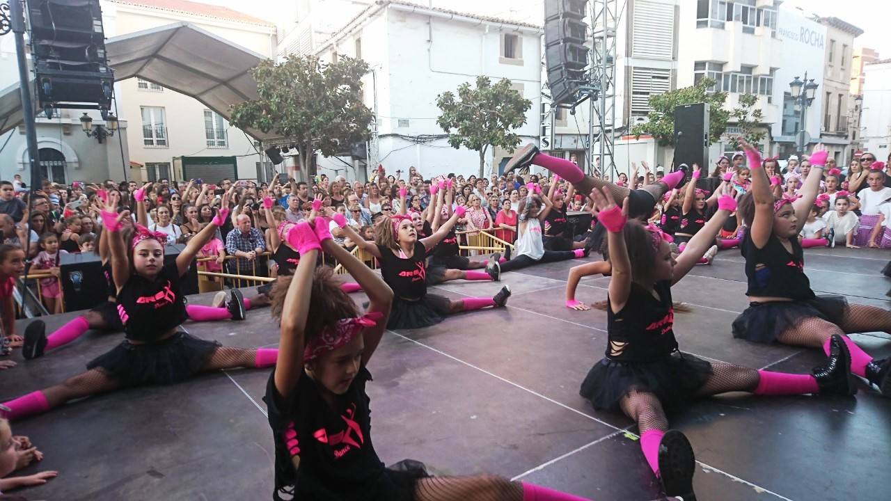 Mucho calor y mucho público en la calle, en las plazas, en bares y en terrazas y en la mayoría de las actividades realizadas. Así se podrían resumir, a grandes rasgos, las fiestas de San Miguel, aunque lógicamente cada uno hará su propio balance en función de lo que haya disfrutado. Porque también hay quien se queja del exceso de ruidos, de la acumulación de basuras y de la falta de civismo. Repasamos las fiestas en casi 30 fotografías, aunque podrían ser muchas más.