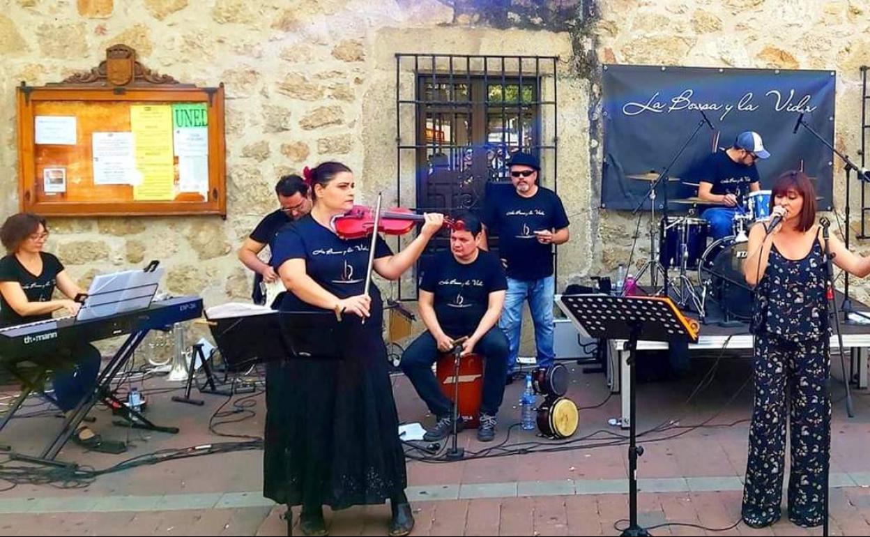 Actuación de la Bossa y la Vida junto a la Casa de Comillas 