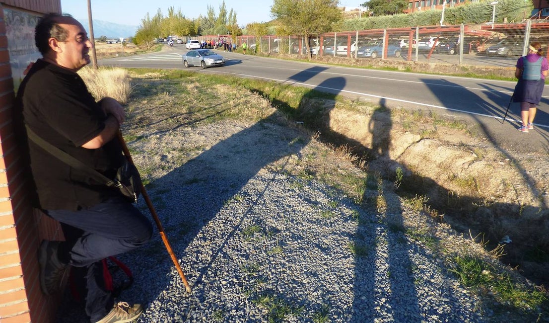 Cerca de 300 personas participaron el sábado en la I Marcha Nocturna Solidaria por el Alzheimer 'Camina hacia el recuerdo', organizada por AFACA con la colaboración de la concejalía de Salud, siguiendo el carril bici hasta Millanes, donde fueron recibidos por sus vecinos con una limonada y dulces al estar celebrando las fiestas de San Francisco. La ruta arroja un balance positivo, con algunos detalles a pulir en próximas ediciones.