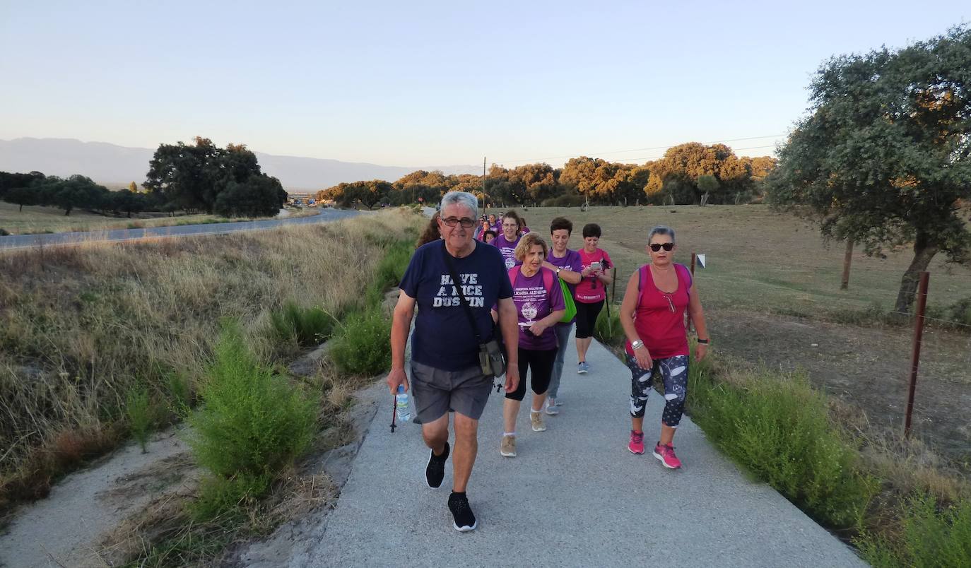 Cerca de 300 personas participaron el sábado en la I Marcha Nocturna Solidaria por el Alzheimer 'Camina hacia el recuerdo', organizada por AFACA con la colaboración de la concejalía de Salud, siguiendo el carril bici hasta Millanes, donde fueron recibidos por sus vecinos con una limonada y dulces al estar celebrando las fiestas de San Francisco. La ruta arroja un balance positivo, con algunos detalles a pulir en próximas ediciones.