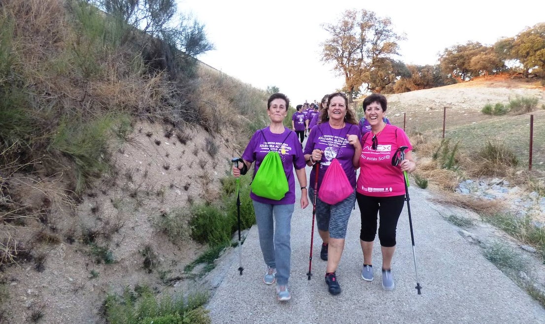 Cerca de 300 personas participaron el sábado en la I Marcha Nocturna Solidaria por el Alzheimer 'Camina hacia el recuerdo', organizada por AFACA con la colaboración de la concejalía de Salud, siguiendo el carril bici hasta Millanes, donde fueron recibidos por sus vecinos con una limonada y dulces al estar celebrando las fiestas de San Francisco. La ruta arroja un balance positivo, con algunos detalles a pulir en próximas ediciones.
