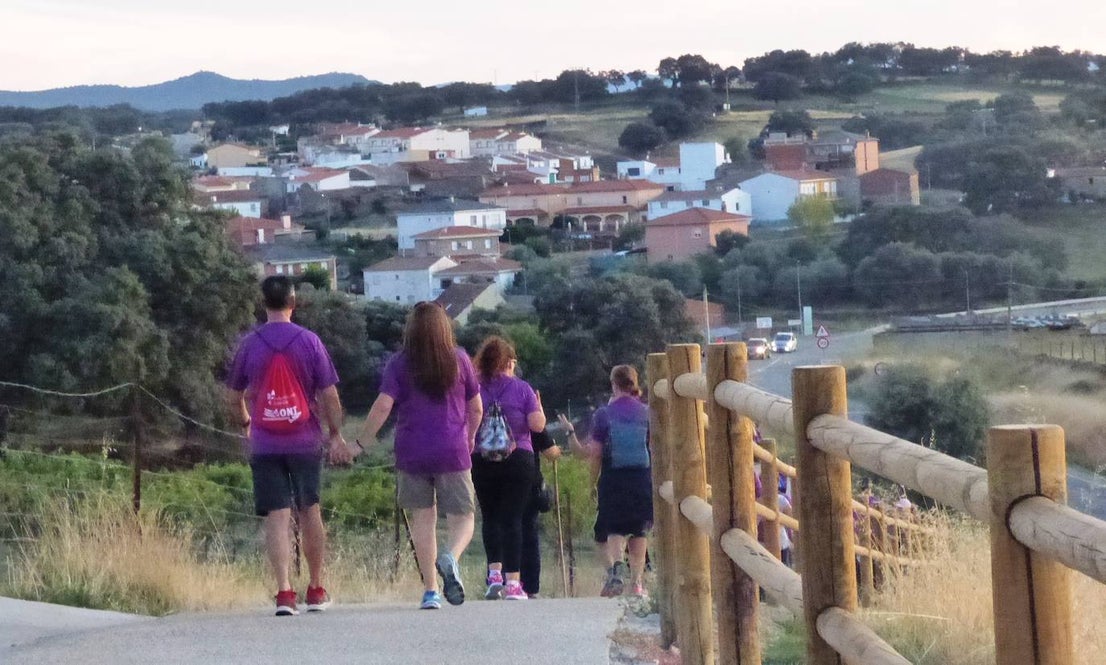 Cerca de 300 personas participaron el sábado en la I Marcha Nocturna Solidaria por el Alzheimer 'Camina hacia el recuerdo', organizada por AFACA con la colaboración de la concejalía de Salud, siguiendo el carril bici hasta Millanes, donde fueron recibidos por sus vecinos con una limonada y dulces al estar celebrando las fiestas de San Francisco. La ruta arroja un balance positivo, con algunos detalles a pulir en próximas ediciones.