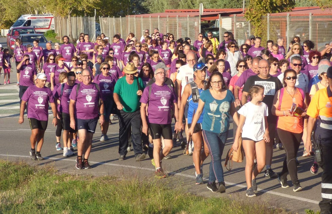 Cerca de 300 personas participaron el sábado en la I Marcha Nocturna Solidaria por el Alzheimer 'Camina hacia el recuerdo', organizada por AFACA con la colaboración de la concejalía de Salud, siguiendo el carril bici hasta Millanes, donde fueron recibidos por sus vecinos con una limonada y dulces al estar celebrando las fiestas de San Francisco. La ruta arroja un balance positivo, con algunos detalles a pulir en próximas ediciones.