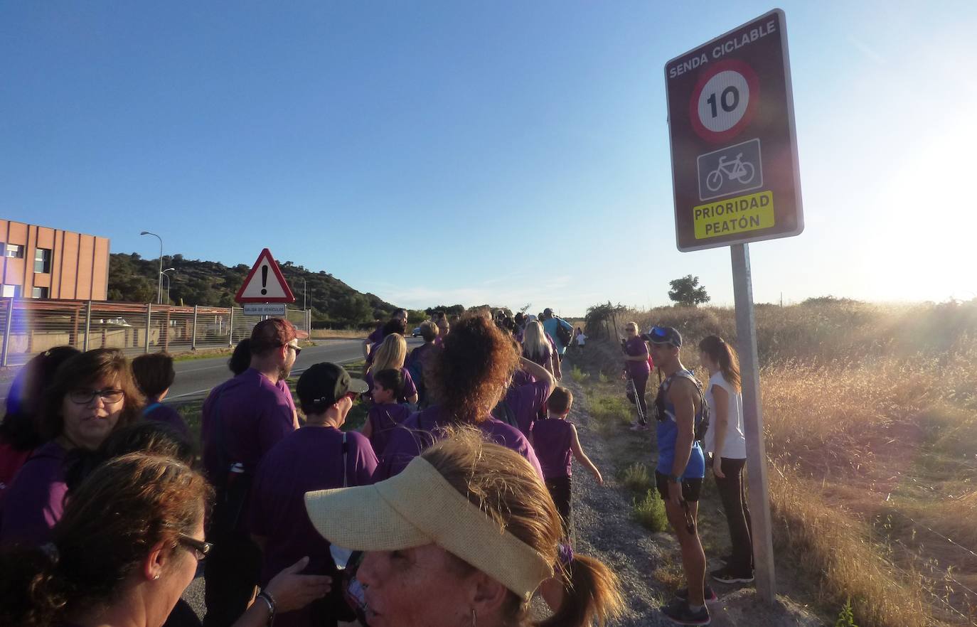 Cerca de 300 personas participaron el sábado en la I Marcha Nocturna Solidaria por el Alzheimer 'Camina hacia el recuerdo', organizada por AFACA con la colaboración de la concejalía de Salud, siguiendo el carril bici hasta Millanes, donde fueron recibidos por sus vecinos con una limonada y dulces al estar celebrando las fiestas de San Francisco. La ruta arroja un balance positivo, con algunos detalles a pulir en próximas ediciones.