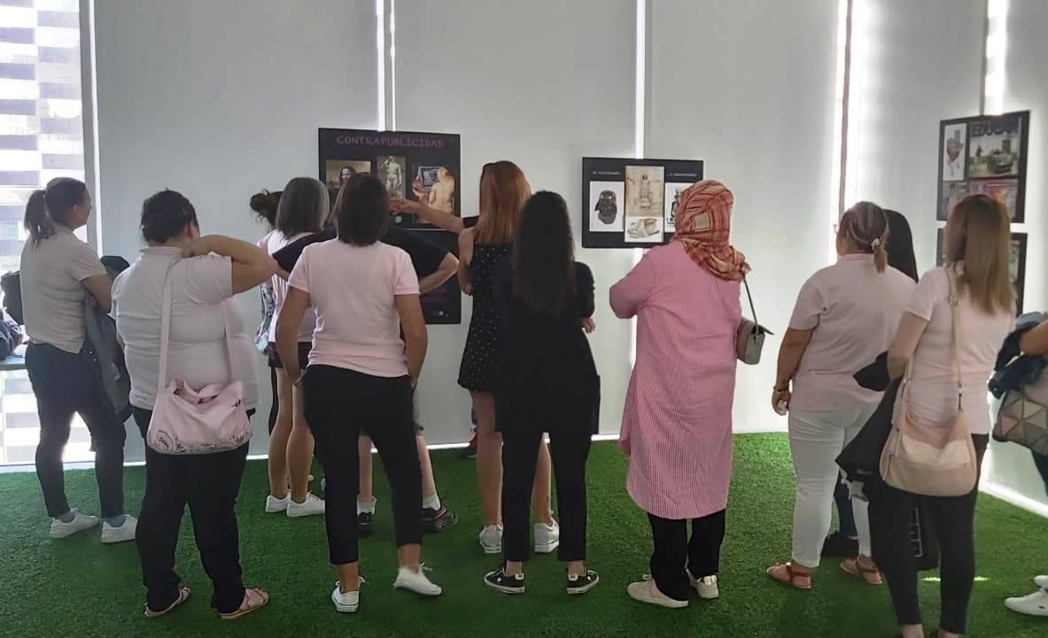 Una de las visitas a la exposición abierta en La Gota 