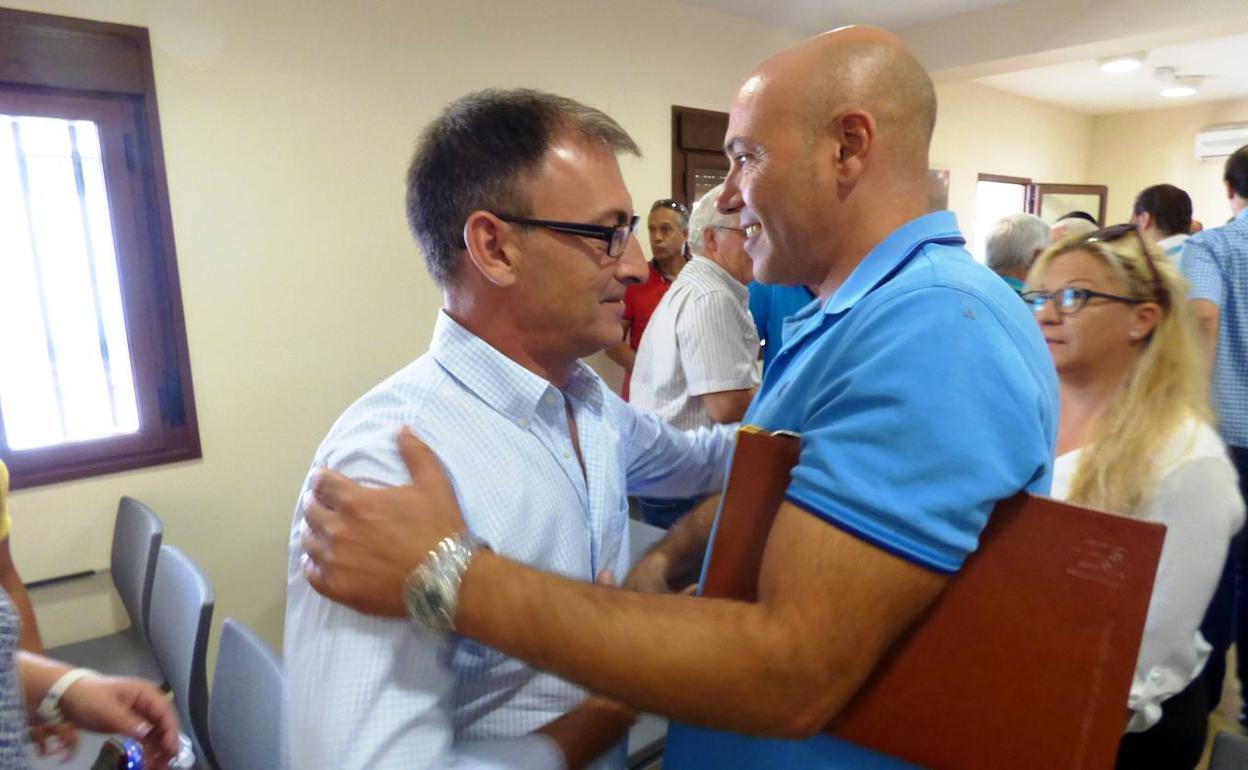 Raúl Medina recibiendo felicitaciones tras ser elegido presidente 
