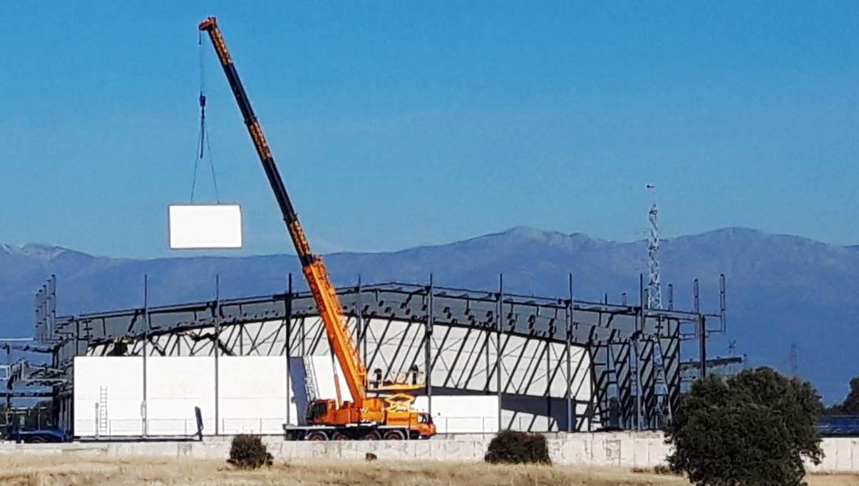La nueva nave con la sierra de Gredos al fondo 