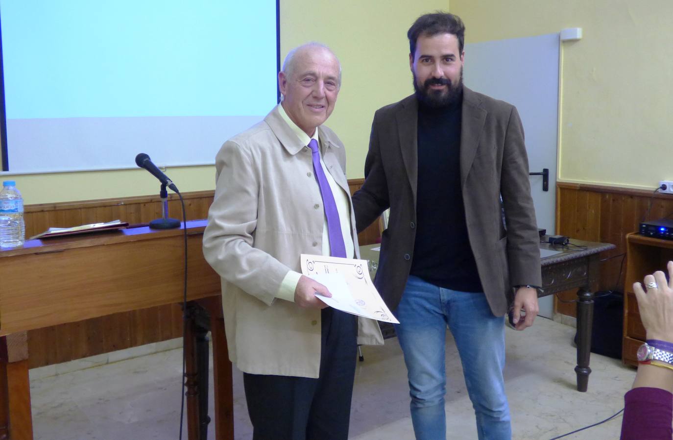 Carlos Zamora, ganador del accésit, con el concejal de Cultura, Pedro Fernández 