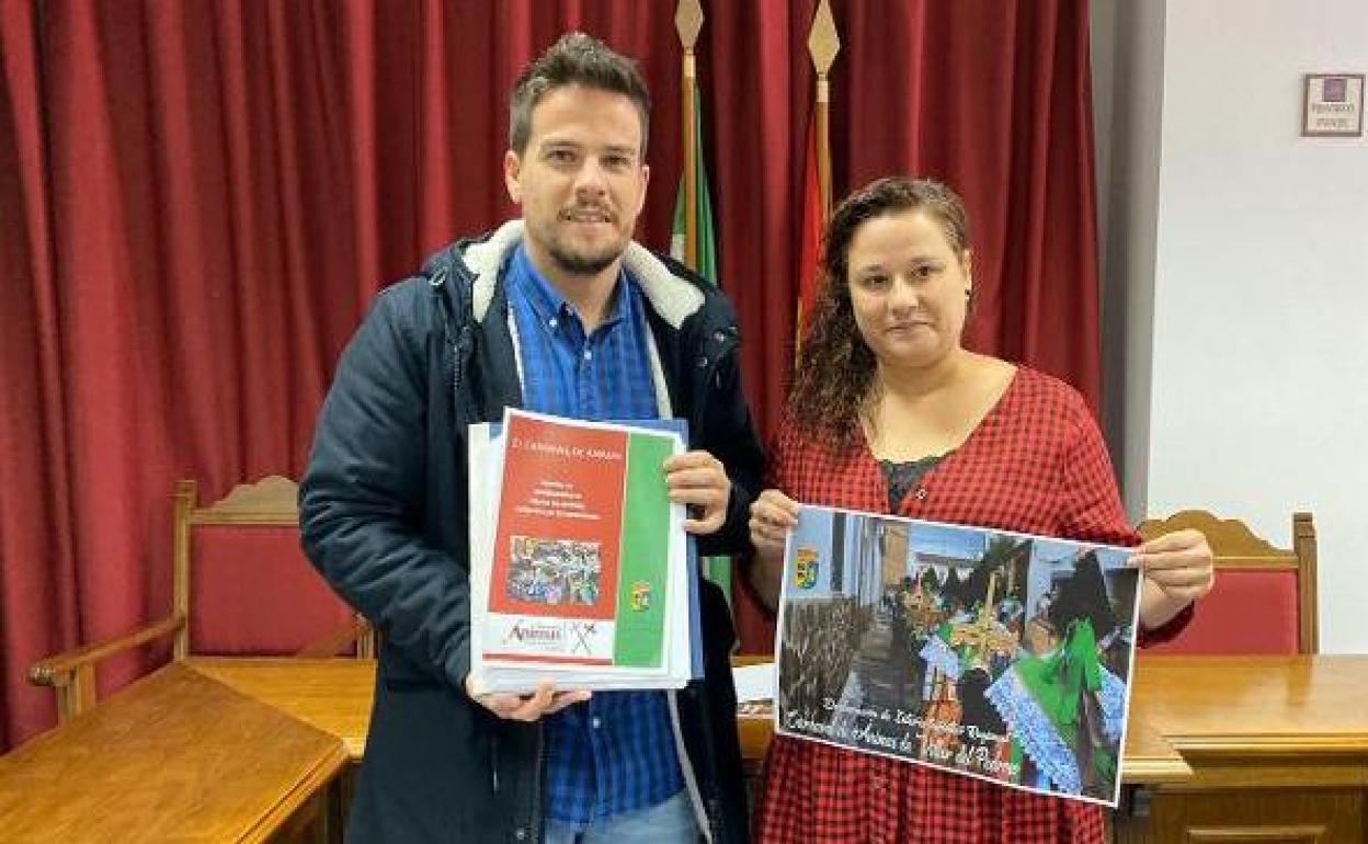El alcalde con la trabajadora del centro de interpretación 
