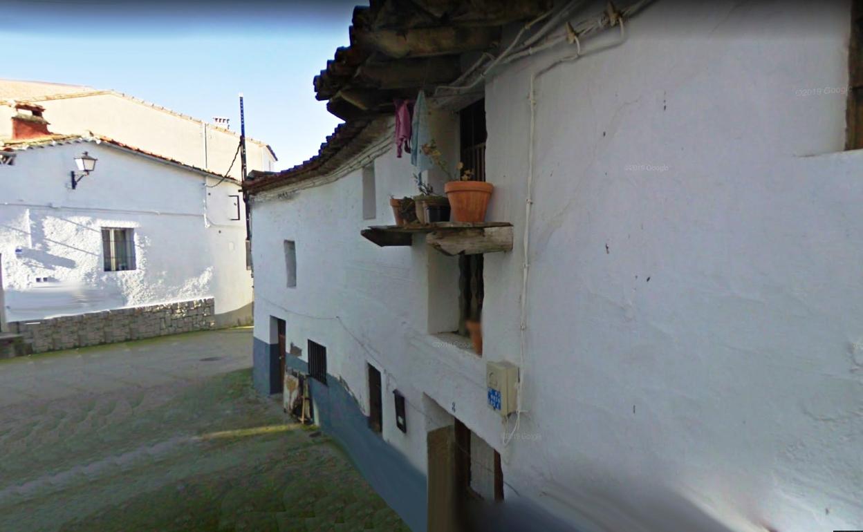 La casa se encuentra en la calle Duque de Osuna, junto al hogar del pensionista. 