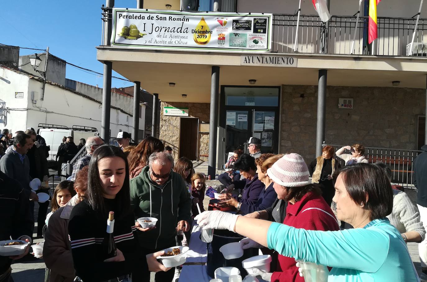 Fotos: Peraleda de San Román vive una jornada alrededor de la aceituna y el aceite de oliva
