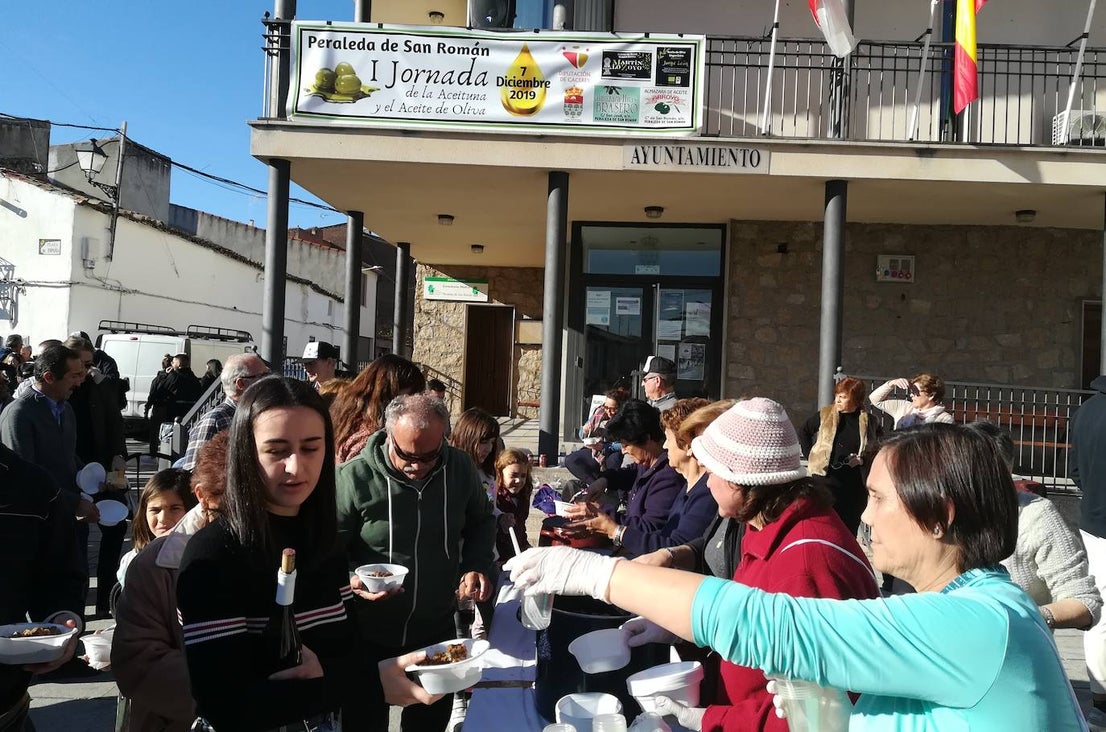 Fotos: Peraleda de San Román vive una jornada alrededor de la aceituna y el aceite de oliva