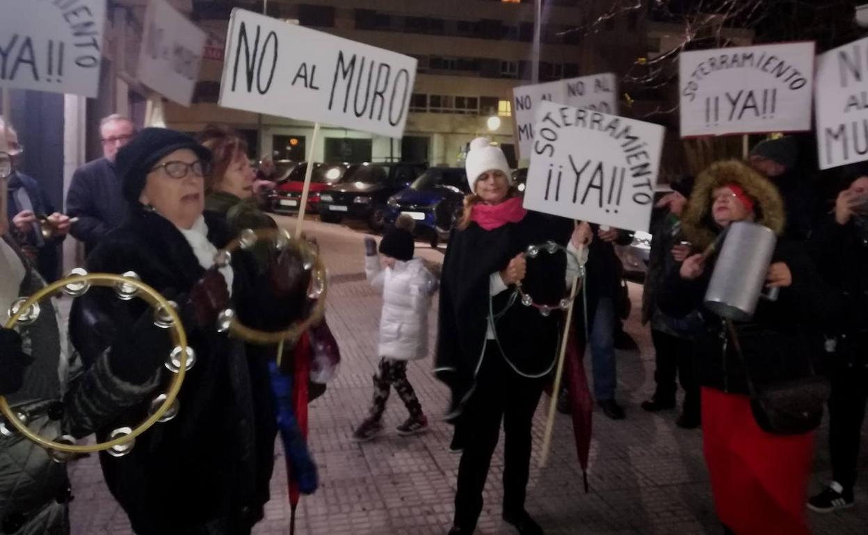 Rondaores y zambomberos junto a la Cruz de los Caídos 
