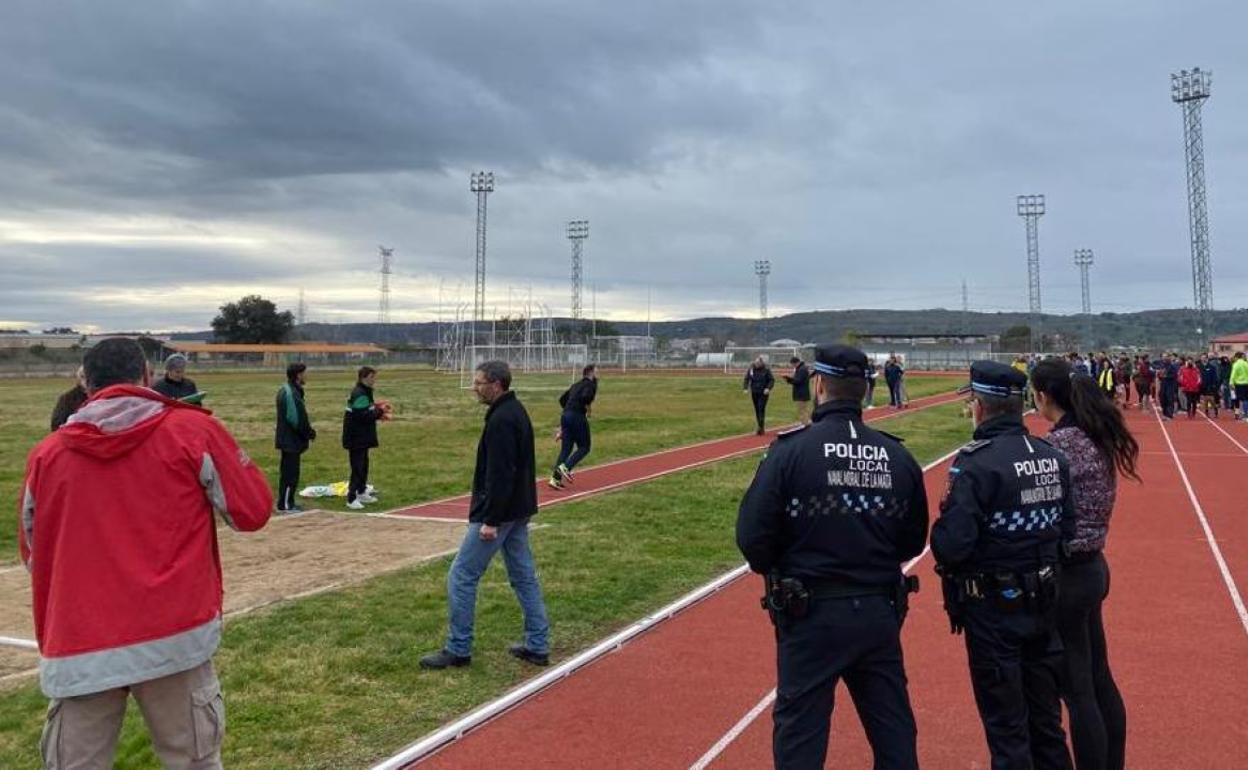 Pruebas físicas a los aspirantes en la pista de atletismo 
