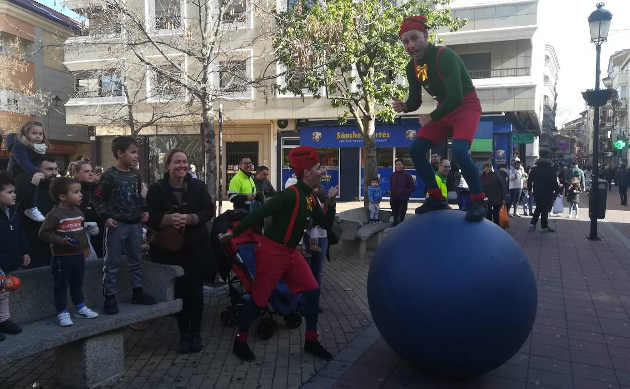 Los 'duendes de la Navidad' de pasacalles por el peatonal 