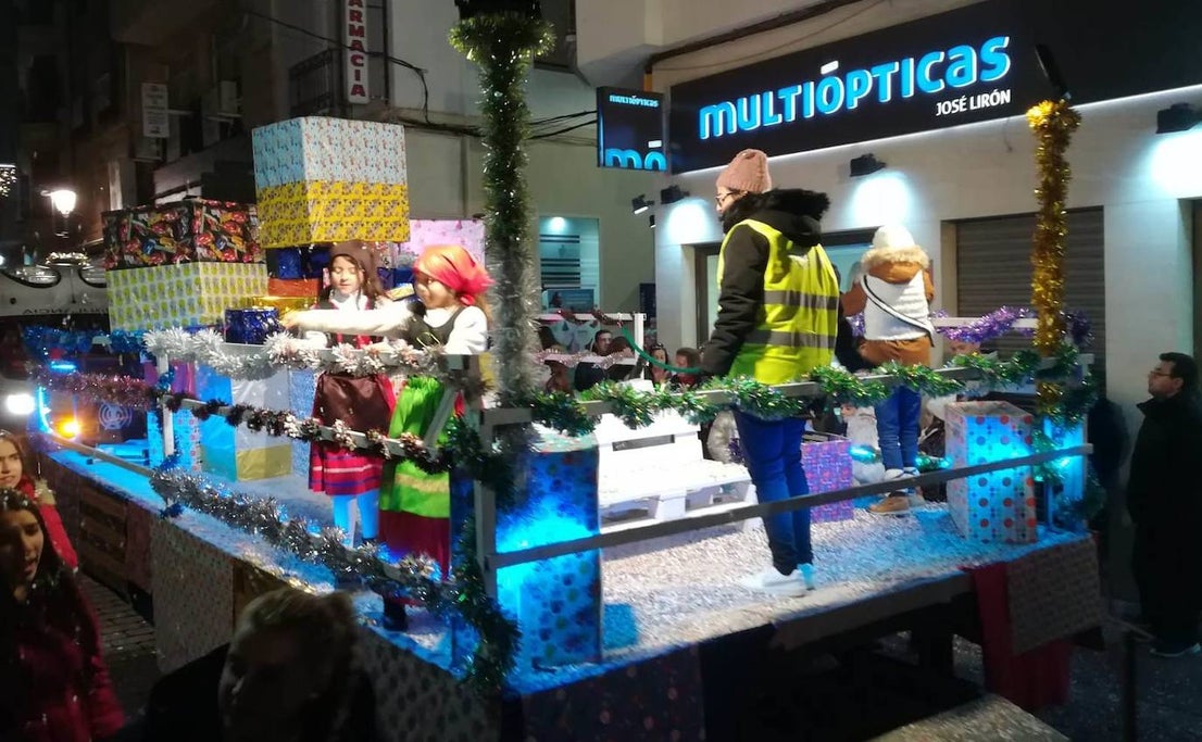 Fotos: La cabalgata de los Reyes Magos despide la Navidad