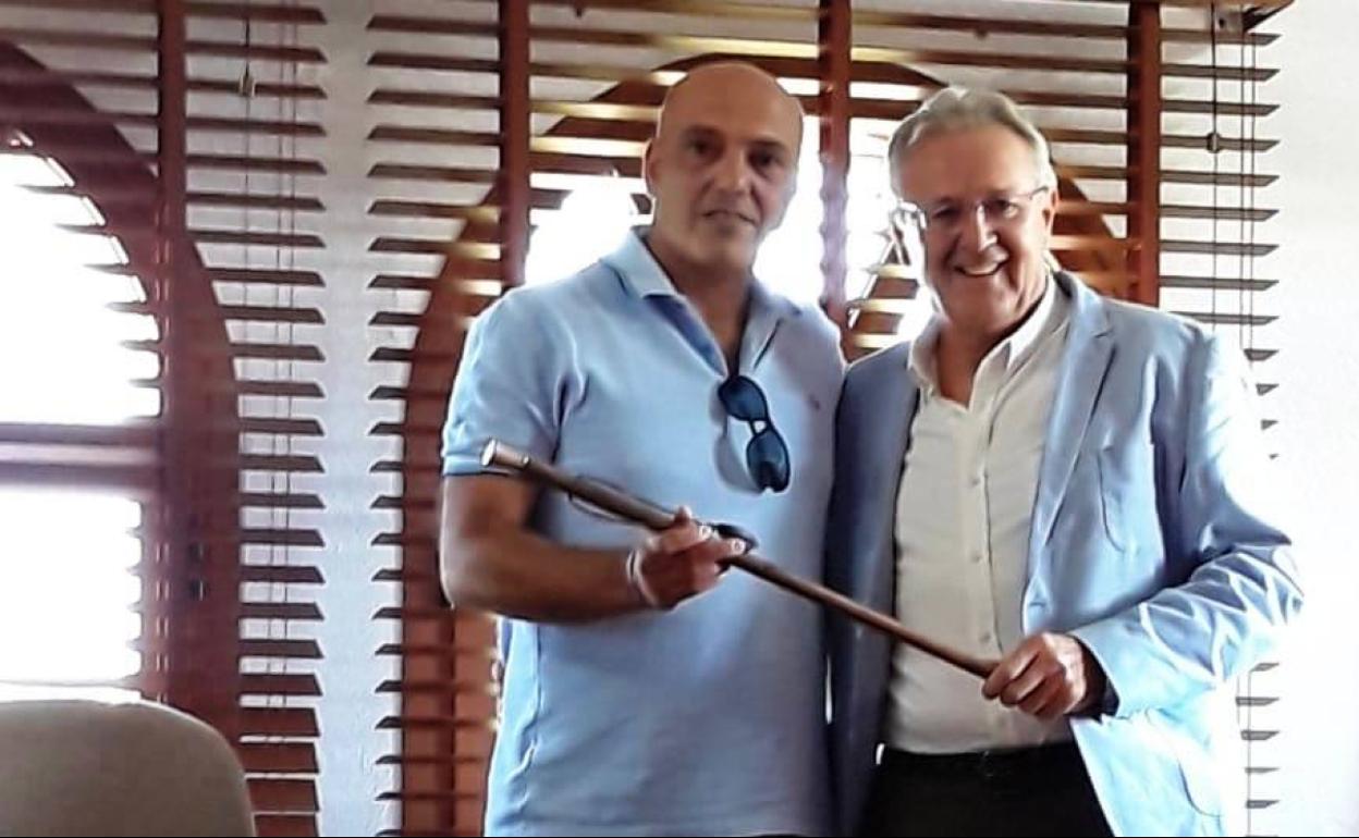 Benjamín Sánchez, a la derecha, entregando el bastón de mando municipal 