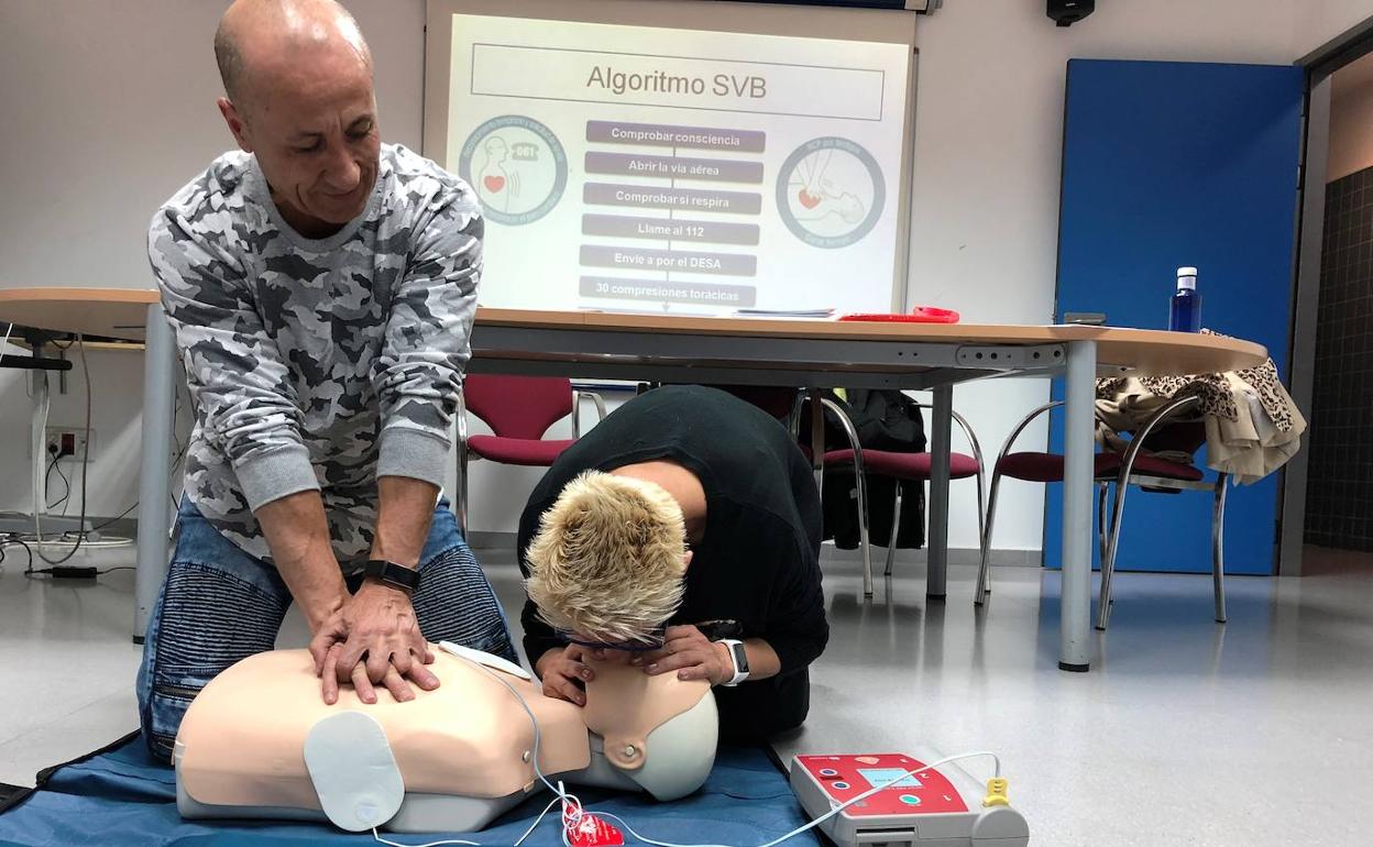 Los monitores del gimnasio se han formado en soporte vital básico y desfibrilación 
