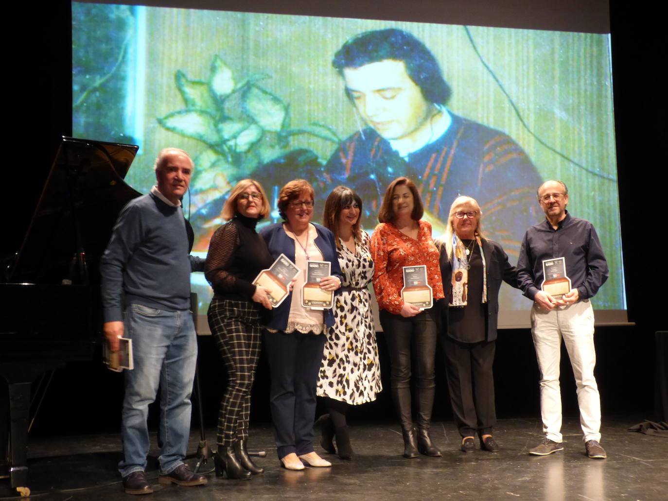 El equipo de Radio Navalmoral, tras recibir el galardón, con Raquel Medina y Ángela Miguel 