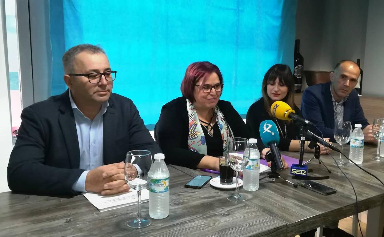 En primer plano, Primitivo Gómez, presidente de la Comunidad 