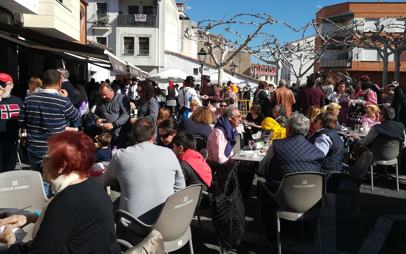 Ambiente en la plaza Vieja durante la comida popular 