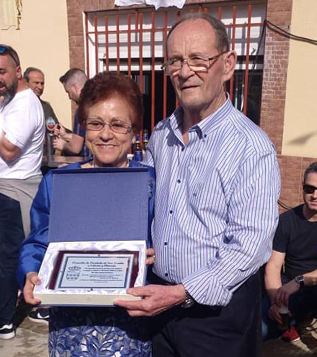 Felicita y Marcelo posan con la placa de recuerdo que recibieron 