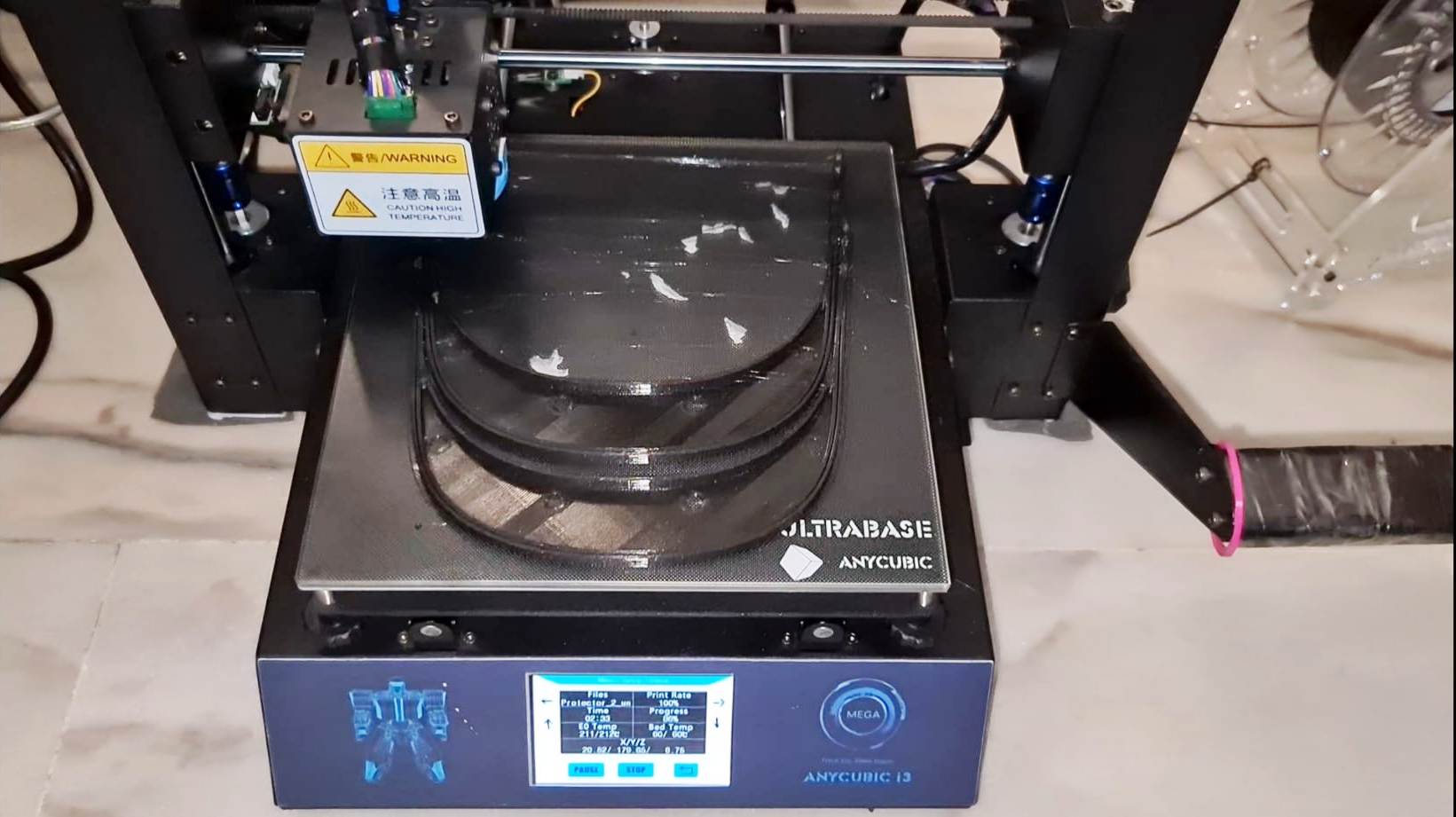 Impresora 3D en pleno proceso de fabricación 
