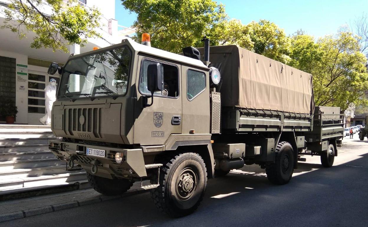 Vehículos militares a las puertas de la residencia 