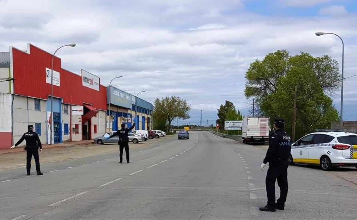 Patrulla policial en la carretera de Jarandilla de la Vera